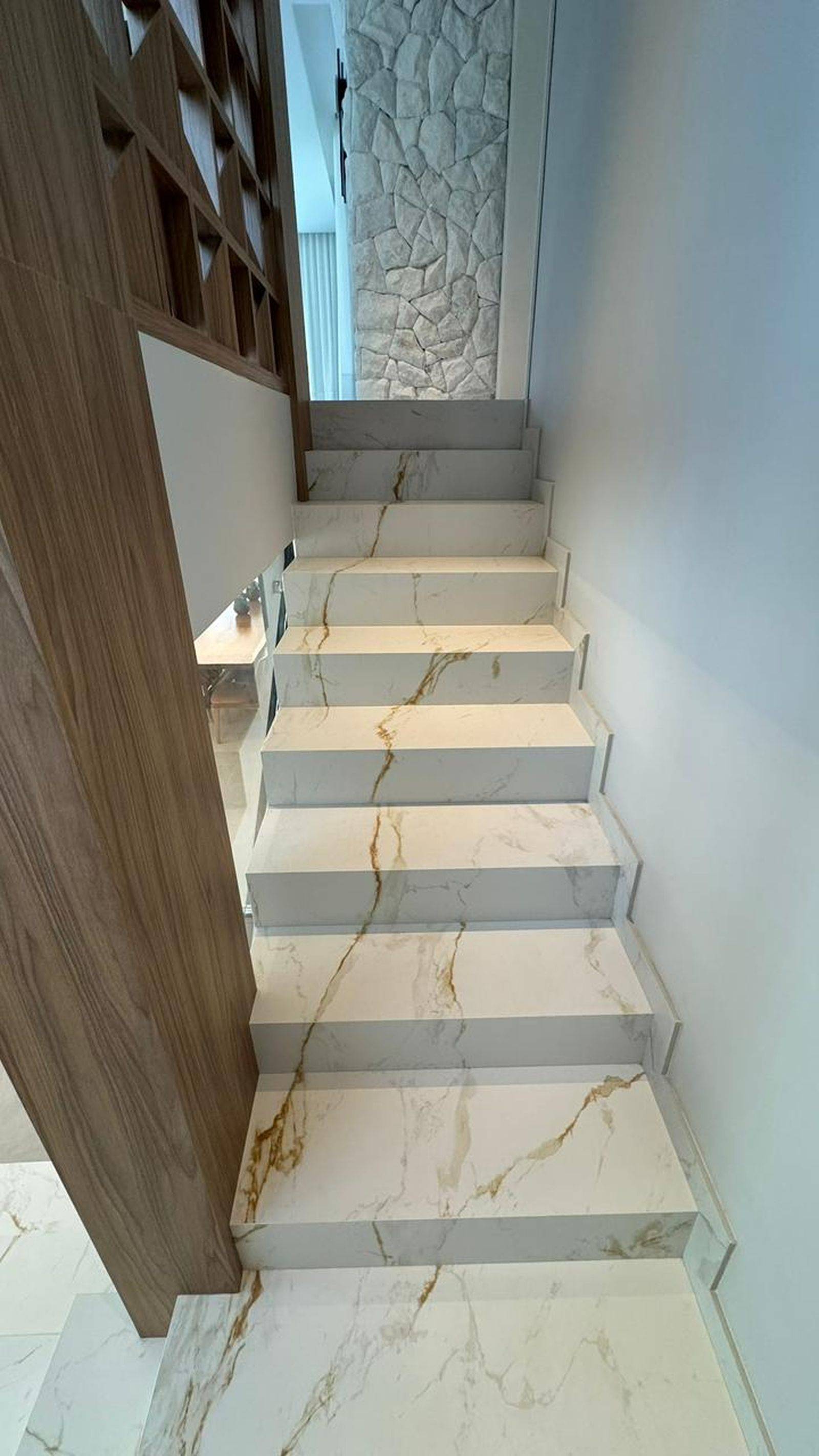 Escada revestida em lâmina ultra fina com veios contínuos.